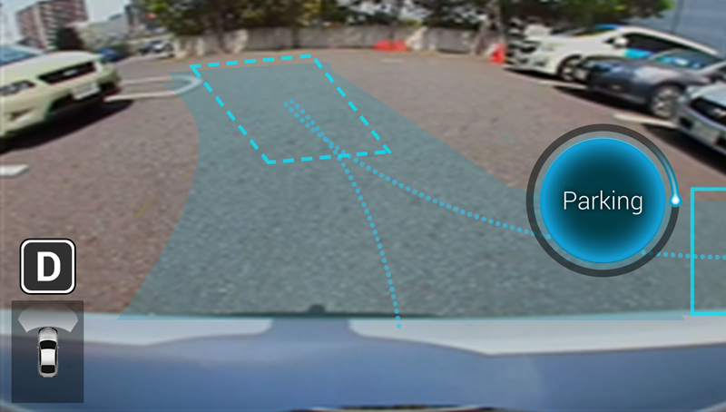 A través del smartphone, como si de un mando a distancia se tratara, el sistema inteligente permite aparcar el coche.