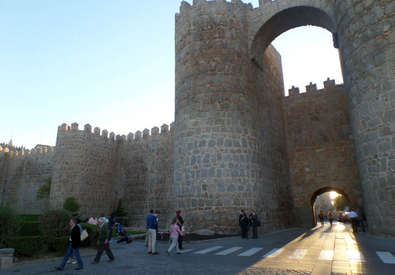 Entrada al casco histórico de Ávila a través de una de las puertas de sus murallas, que le han valido ser la ciudad piloto del proyecto europeo Smart City Heritage, que se encargará de la monitorización del patrimonio.
