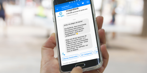 Tecnología chatbot para interactuar desde el móvil con un robot que ejerce de banco