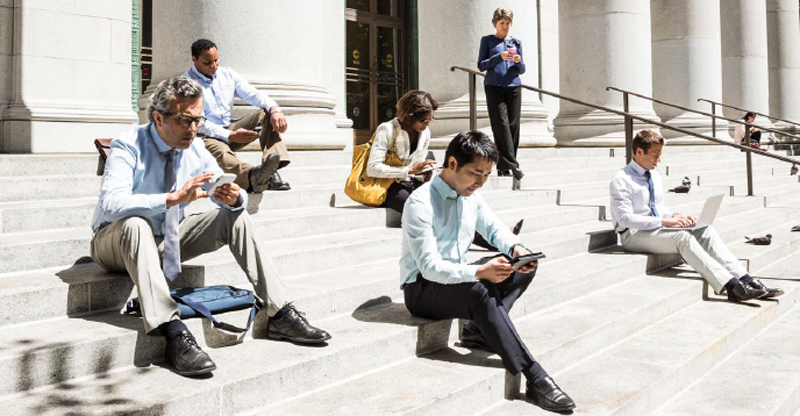 Personas en una escalinata mirando tablets y smartphones, una forma de acceder a internet que cada vez crece más.