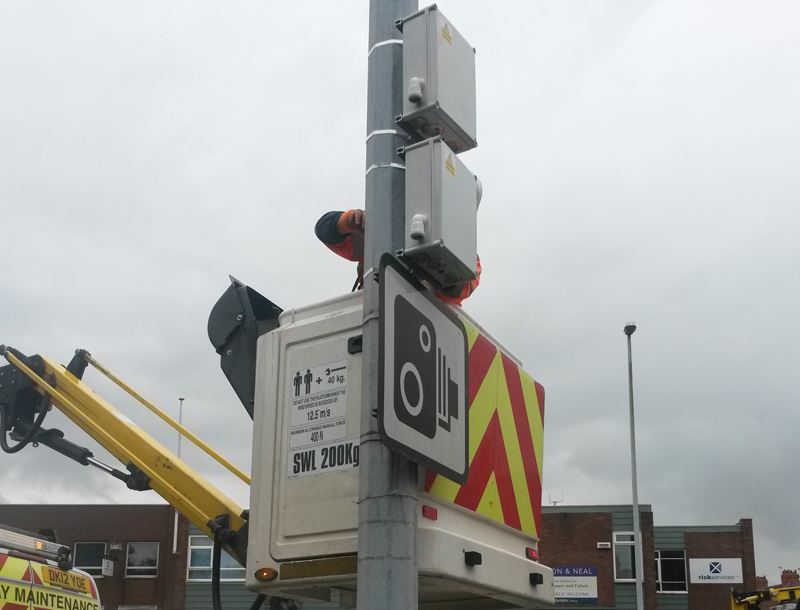 Una de las calles de Chester en la que se instala, sobre un poste de luz, bases inalámbricas de medición de calidad del aire cuyos datos se comunican con el sistema de gestión de tráfico.