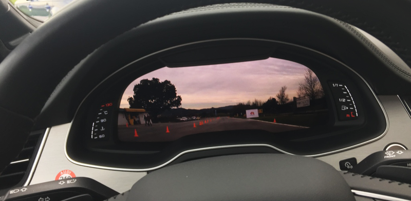 La tecnología C-V2X mostrada en el circuito de Montmeló para el vehículo conectado, incorpora una cámara para que el conductor pueda ver qué ocurre por delante del coche que le precede.