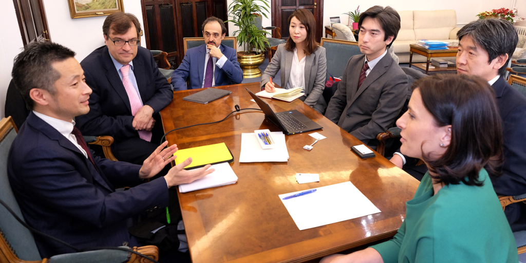 Reunión mantenida entre la delegación japonesa y la alcaldesa de Santander, en la que abordaron la estrategia santanderina de ciudad inteligente.