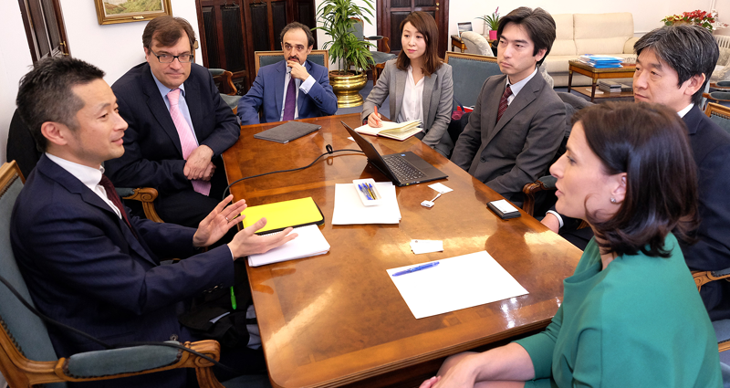Reunión mantenida entre la delegación japonesa y la alcaldesa de Santander, en la que abordaron la estrategia santanderina de ciudad inteligente.