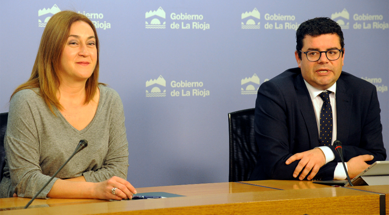 La portavoz del Gobierno de La Rioja, Begoña Martínez, y el consejero de Administración Pública y Hacienda, Alfonso Domínguez informaron sobre la licitación de la digitalización de los puestos de trabajo contemplados en el Proyecto ARCO.