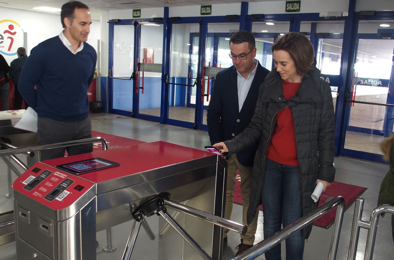 La alcaldesa de Logroño, Cuca Gamarra presentó la Tarjeta Virtual para acceder a las instalaciones deportivas a través del móvil.