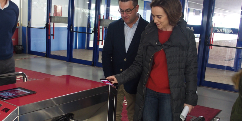 La alcaldesa de Logroño, Cuca Gamarra presentó la Tarjeta Virtual para acceder a las instalaciones deportivas a través del móvil.