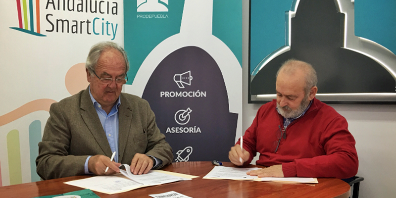 El alcalde de La Puebla de Cazalla, Antonio Martín Melero, y el presidente del Clúster Andalucía Smart City, Mariano Barroso Flores, firmaron el convenio de colaboración para implantar medidas de ciudad inteligente.