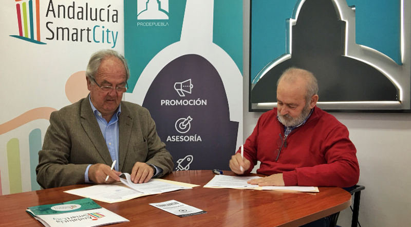 El alcalde de La Puebla de Cazalla, Antonio Martín Melero, y el presidente del Clúster Andalucía Smart City, Mariano Barroso Flores, firmaron el convenio de colaboración para implantar medidas de ciudad inteligente en el municipio sevillano.