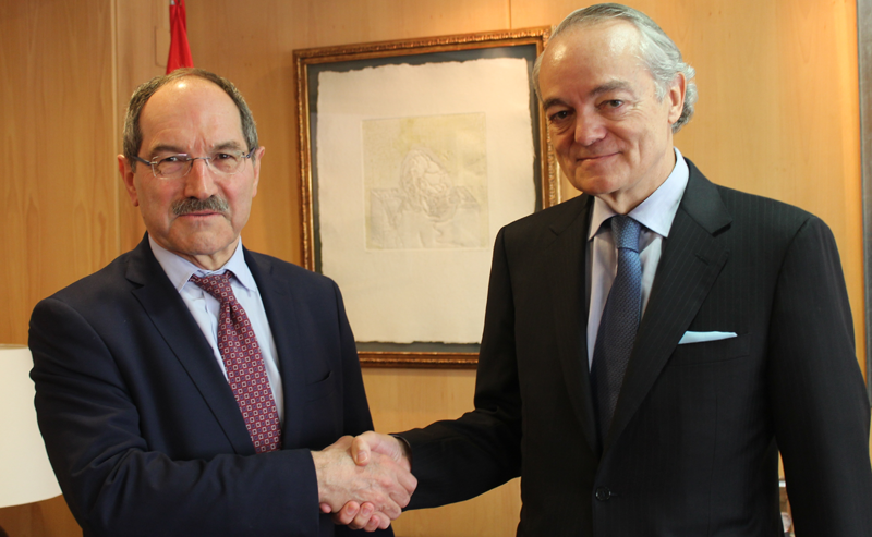 Pedro Mier, nuevo presidente de AMETIC, junto a José Manuel de Riva, expresidente.