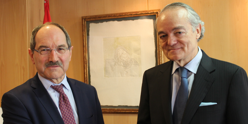 Pedro Mier, nuevo presidente de AMETIC, junto a José Manuel de Riva, expresidente.