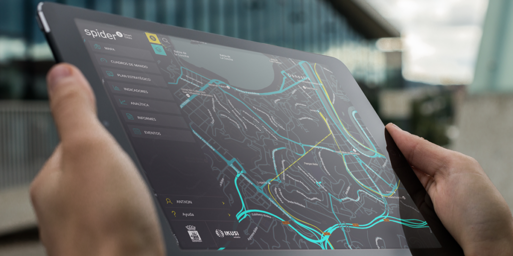 Un usuario gestiona en su tableta la Plataforma Spider, creada por Ikusi para la gestión eficiente de los servicios en la Ciudad Inteligente.