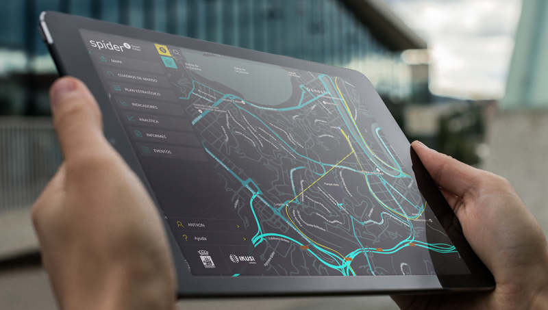 Un usuario gestiona en su tableta la Plataforma Spider, creada por Ikusi para la gestión eficiente de los servicios en la Ciudad Inteligente.