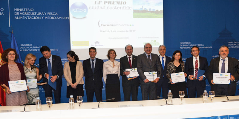 Foto de familia de la entrega de los Premios Ciudad Sostenible a la Comarca de la Conca de Barberà, entre otros municipios, que contó con la ministra Isabel García Tejerina.