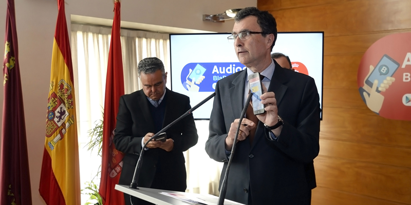 El alcalde de Murcia, José Ballesta, mostró la App que hace funciones de audioguía turística y en la que los vecinos y visitantes de la ciudad pueden subir sus propios contenidos.
