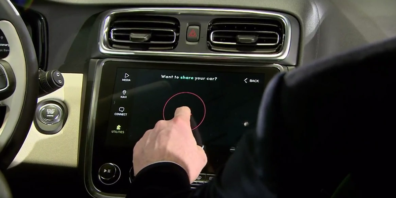 La aplicación se integra en el vehículo conectado, al que se accede mediante una llave digital.