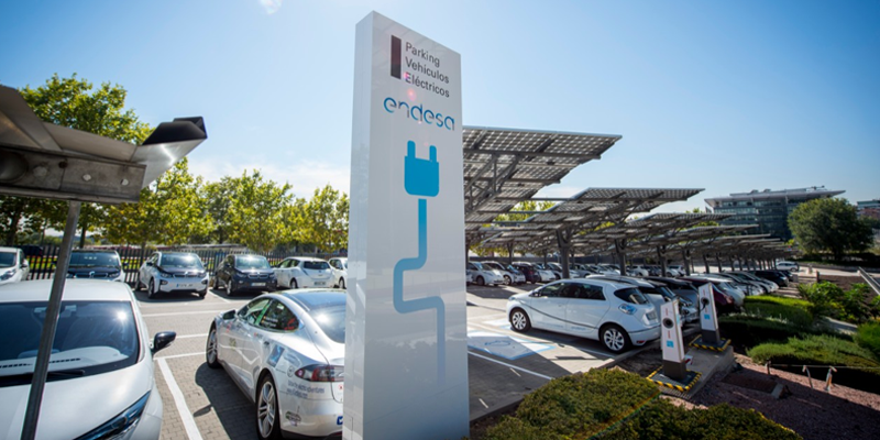Los coches eléctricos tienen prioridad en el aparcamiento de cada una de las sedes de Endesa, donde sus conductores pueden recargar las baterías.