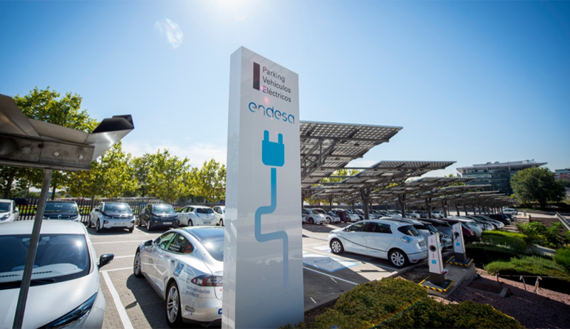Los coches eléctricos tienen prioridad en el aparcamiento de cada una de las sedes de Endesa, donde sus conductores pueden recargar las baterías.