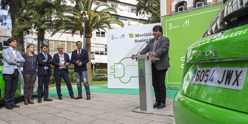 El alcalde de Huelva, Gabriel Cruz, presentó el Plan de Movilidad Sostenible y los nuevos coches eléctricos para la flota municipal.