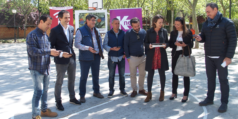 La alcaldesa de Logroño, Cuca Gamarra, inauguró la ampliación de cobertura de red wifi gratuita en la ciudad.