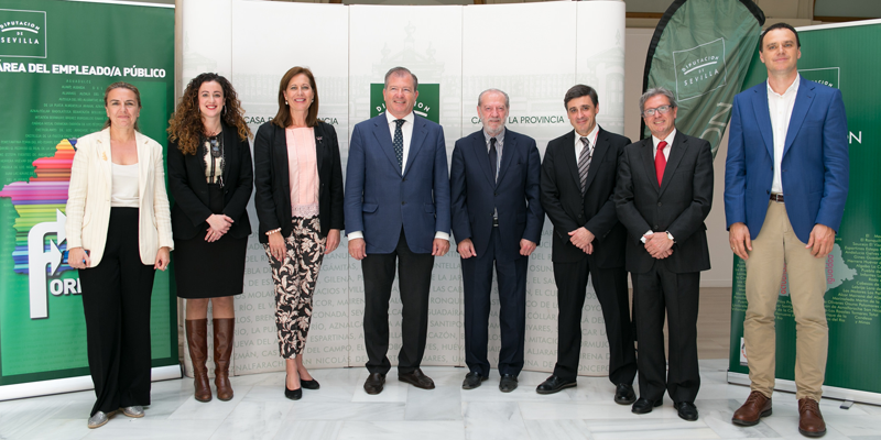 Ponentes y representantes de las instituciones públicas y privadas que participaron como ponentes en la jornada Sevilla Provincia Inteligente.