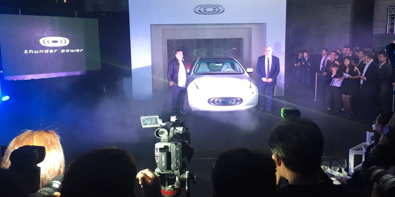 Presentación del prototipo de coche eléctrico de Thunder Power en Hong Kong tras la firma del acuerdo entre la empresa y el consejero de Conocimiento y Empresa (drcha.) de Cataluña.