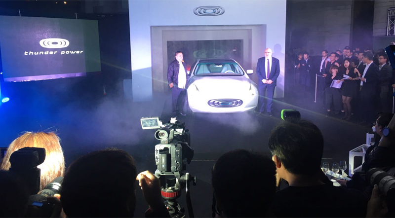 Presentación del prototipo de coche eléctrico de Thunder Power en Hong Kong tras la firma del acuerdo entre la empresa y el consejero de Conocimiento y Empresa (drcha.) de Cataluña.