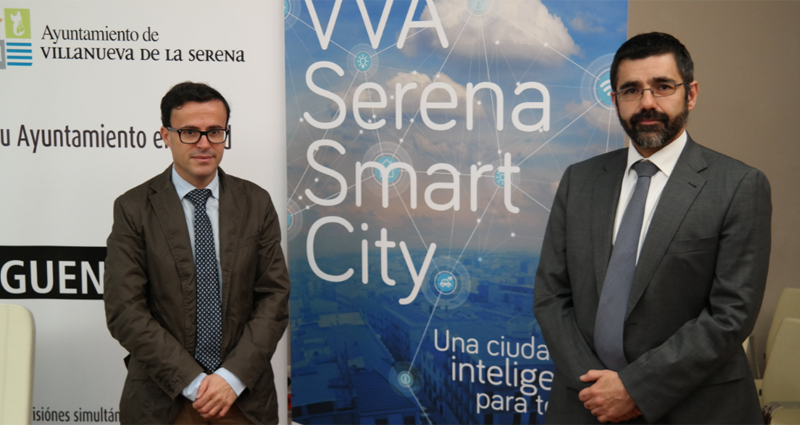 El alcalde de Villanueva de la Serena, Miguel Ángel Gallardo (izda.), junto a José Ignacio Sánchez Valdenebro, director adjunto de Ciudades Inteligentes y Datos Abiertos de Red.es, en la presentación del proyecto Smart City.