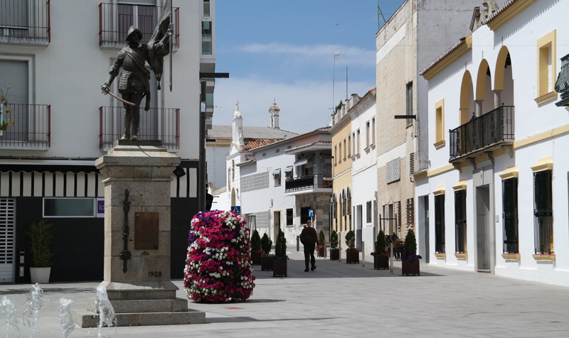 Estatua de Pedro Valdivia, conquistador que llegó a Chile, en la Plaza de España de Villanueva de la Serena.