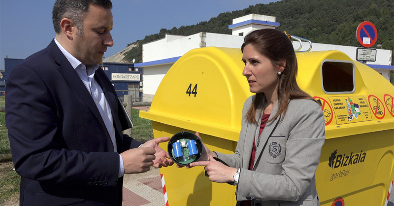 Sensores como el de la imagen han sido instalados en diez contenedores del municipio de Gorliz para monitorizar y optimizar el servicio de recogida de envases, como parte de un convenio suscrito por la Diputación de Vizcaya.