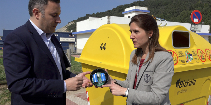 Sensores como el de la imagen han sido instalados en diez contenedores del municipio de Gorliz para monitorizar y optimizar el servicio de recogida de envases, como parte de un convenio suscrito por la Diputación de Vizcaya.