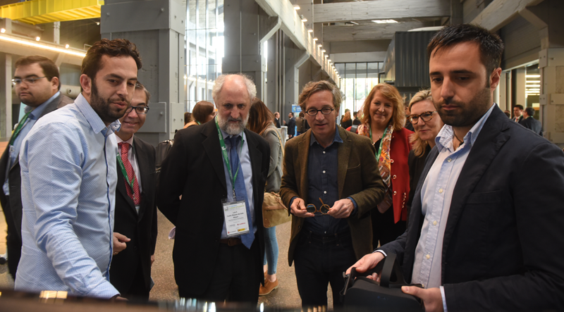 Los congresistas compartieron experiencias sobre el desarrollo de ciudades inteligentes. El Secretario de Estado José María Lassalle y el Coordinador de Alcaldía del Ayuntamiento de Madrid, Luis Cueto, viendo las novedades de uno de los expositores.