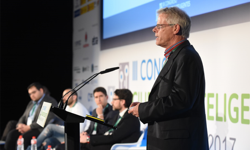 Michiel Zevenbergen, director de Geodan Next, durante su ponencia sobre la aplicación del juego Minecraft en proyectos de eficiencia energética.