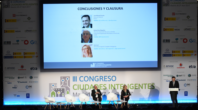 El acto de clausura del III Congreso Ciudades Inteligentes corrió a cargo de José Manuel Leceta, Director General de Red.es, Rafael Díaz-Regañón, Director general de Recursos y Gestión de la FEMP, e Inés Leal, directora del Congreso.