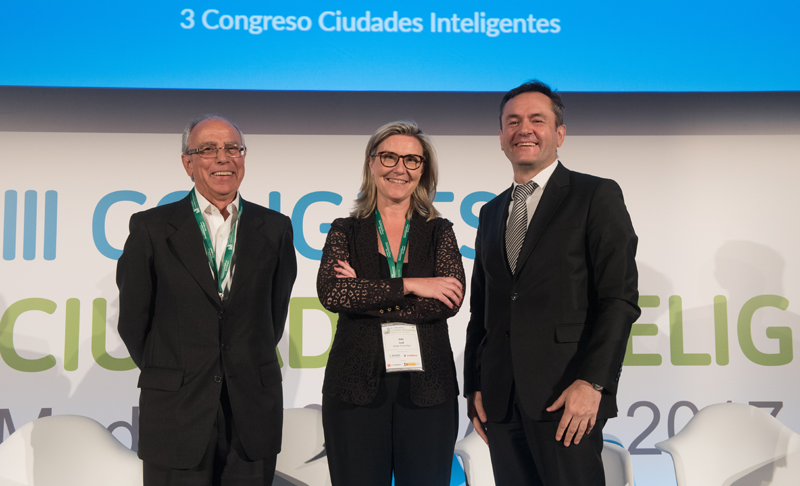 Rafael Díaz-Regañón, Director General de Recursos y Gestión de la FEMP, Inés Leal, directora del III Congreso Ciudades Inteligentes, y José Manuel Leceta, Director General de Red.es.