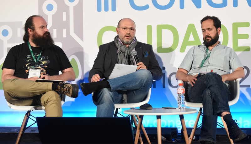 Jesús de la Quintana, de Urban Solutions Living Labs de Tecnalia, junto a César García, cofundador de Make Space Madrid (izda.) y Marcos García, Director de Medialab-Prado de Madrid (drcha.) 