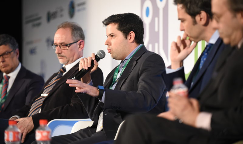 Enrique Morgades, del Grupo Interplataformas Ciudades Inteligentes (GICI), en su participación en la mesa redonda. 