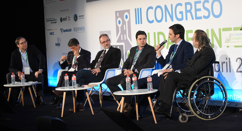 La mesa redonda Experiencias de Participación Público-Privada en los Proyectos de Ciudades Inteligentes estuvo moderada por Juan Gascón, director de Innovación de AMETIC (primero izda.). Jesús Bello, de Informática El Corte Inglés, toma la palabra. 