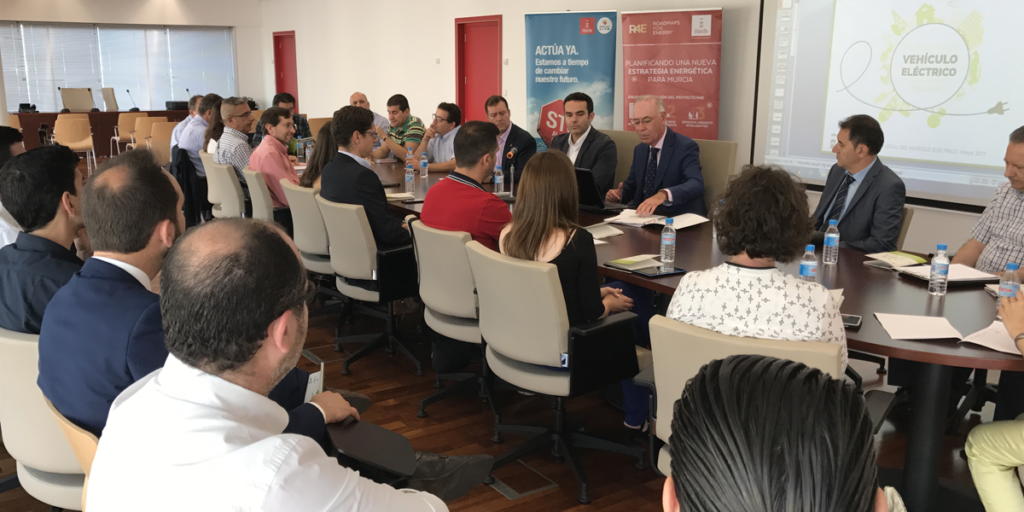 Reunión de presentación de la Estrategia Local del Vehículo Eléctrico del Ayuntamiento de Murcia, que subvenciona la compra de coche eléctrico y la instalación de puntos de recarga en comunidades.