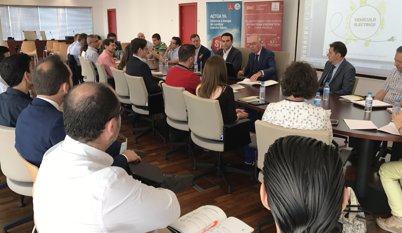 Reunión de presentación de la Estrategia Local del Vehículo Eléctrico del Ayuntamiento de Murcia, que subvenciona la compra de coche eléctrico y la instalación de puntos de recarga en comunidades.