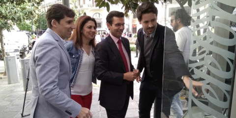 Cabinas de teléfono que se convierten en puntos de información inteligente en Granada