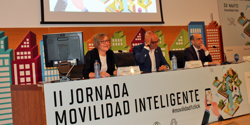 María José Salvador, durante su intervención en la II Jornada Movilidad Inteligente, donde explicó que están desarrollando una pulsera con bluetooth para acceder al transporte público.