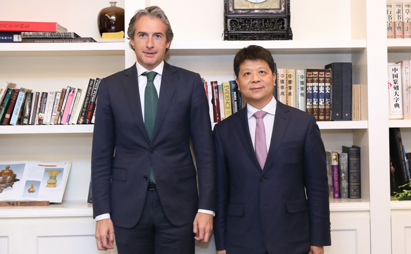 Íñigo de la Serna, ministro de Fomento de España, junto a Guo Ping, vicepresidente de Huawei, durante la reunión que mantuvieron en Pekín sobre colaboración en materia de ciudades inteligentes.