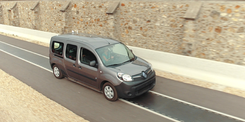 Prueban un sistema de carga de vehículo eléctrico en movimiento