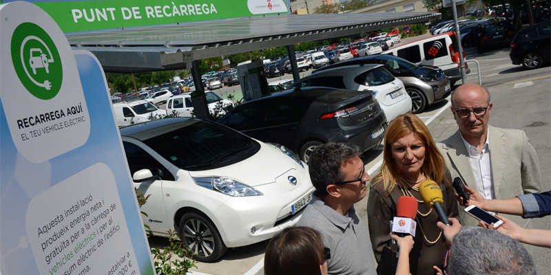La alcadesa de Rubí inauguró la tercera fotolinera de la ciudad para la recarga del vehícuos eléctricos.