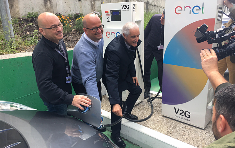 Inauguración de las instalaciones de recarga eléctrica con capacidad V2G en la sede del Instituto Italiano de Tecnología (IIT), en Génova, como parte del proyecto piloto.