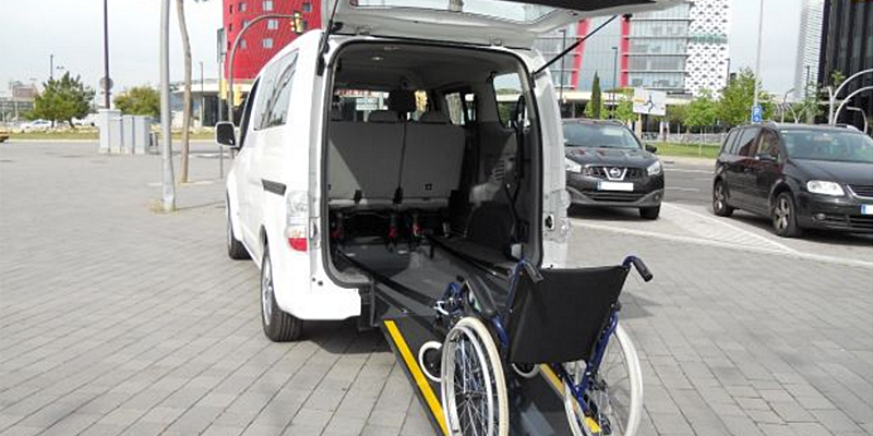 El vehículo eléctrico adaptado a las necesidades de las personas con movilidad reducida mantiene cinco asientos y un sexto para quienes necesitan una silla de ruedas.