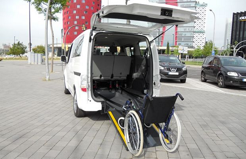El vehículo eléctrico adaptado a las necesidades de las personas con movilidad reducida mantiene cinco asientos y un sexto para quienes necesitan una silla de ruedas.