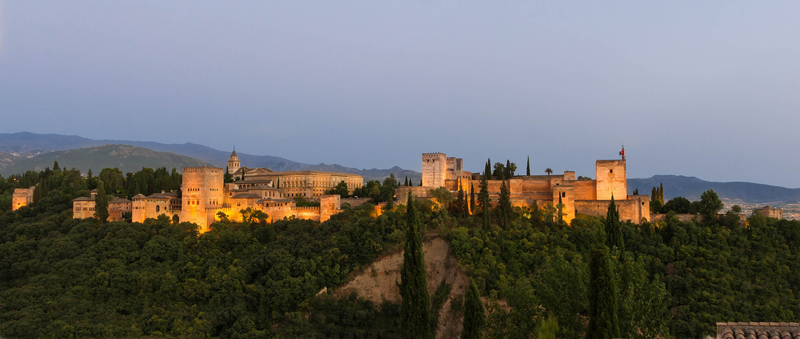 Puesta de sol en Granada desde el Mirador de San Nicolás con la Alhambra de frente.