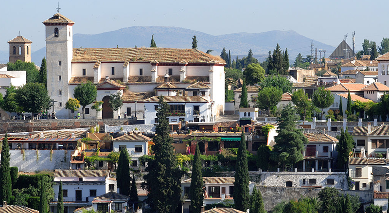 Vista de parte del barrio del Albaicín donde se aprecia el Mirador de San Nicolás.